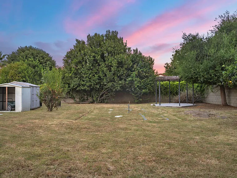 Louise Ave — Photo 71