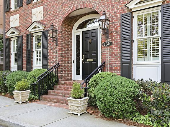 3rd image of 2044 Queens Rd W
