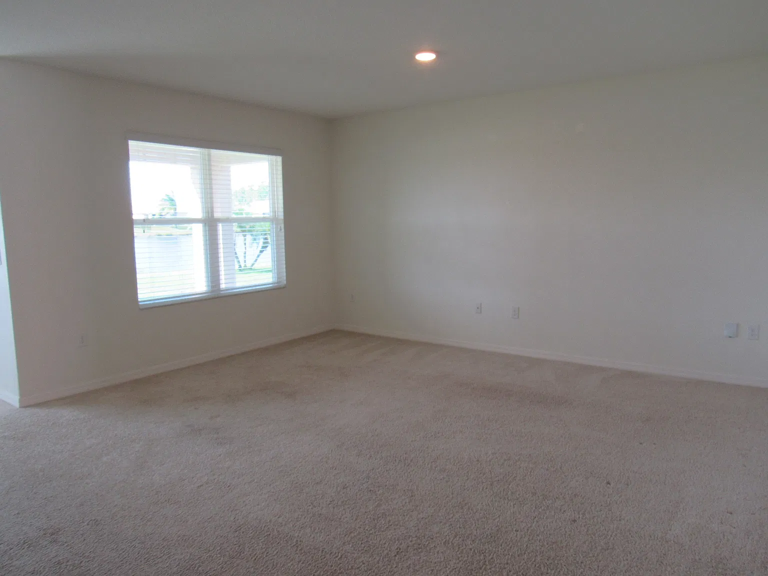 Port Orange - 3 Bed, 2 Bath, Lakefront Home W/ Comm. Pool, $2395/Mo. — Photo 2