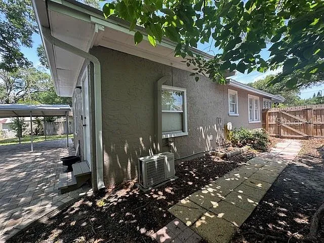 102 W Elm St — Photo 5
