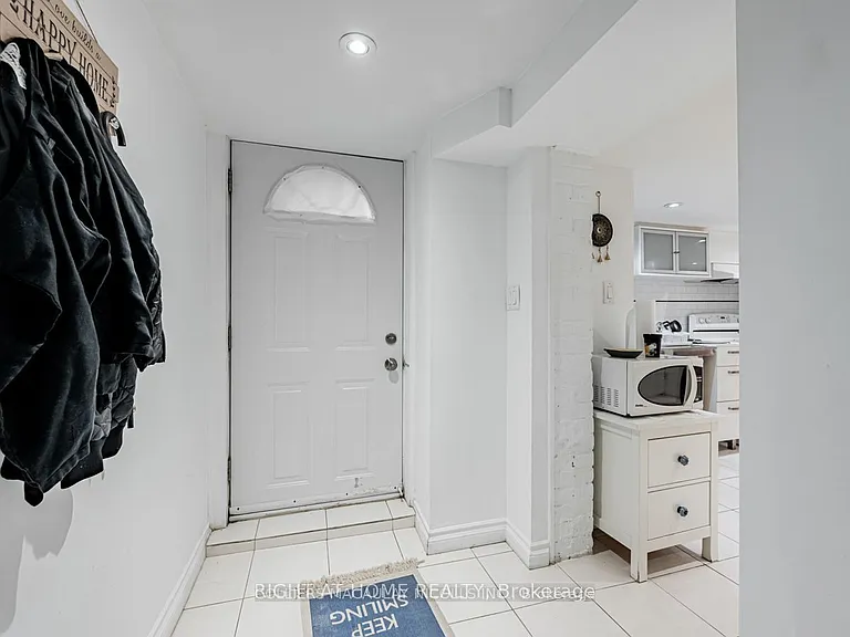 1069 College St #BASEMENT — Photo 5