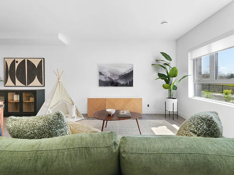 100 Manett Cres — Photo 15