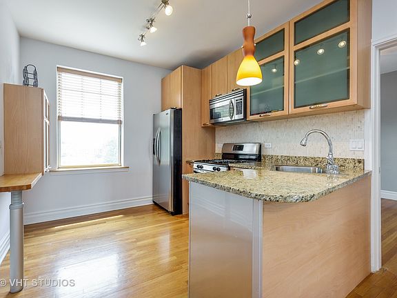 4th image of 3043 W Belle Plaine Ave #3