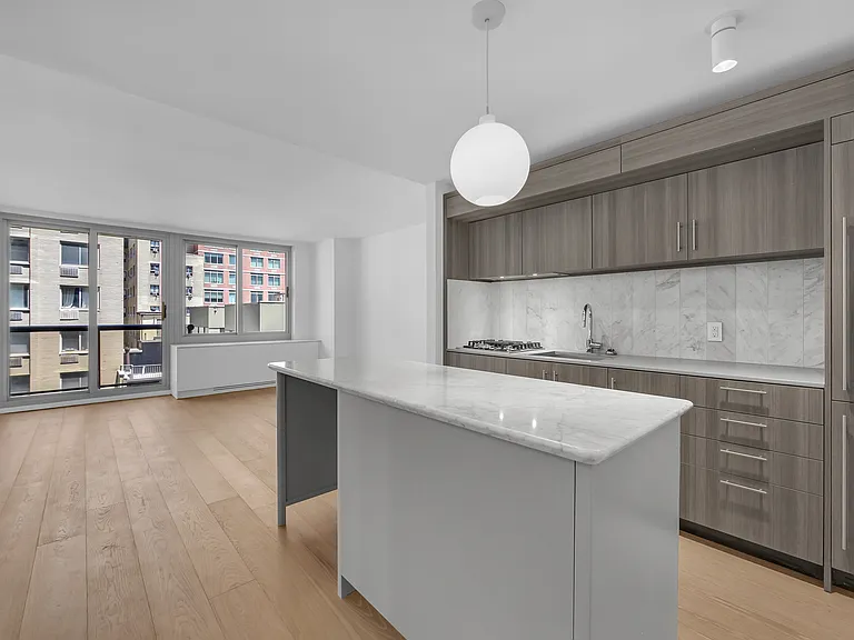 234 E 46th St #703 — Photo 1