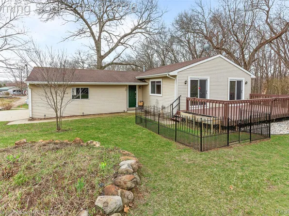 10618 Wolverine Dr, Pinckney, MI 48169