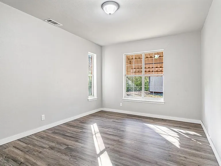 175 E Elm St — Photo 22