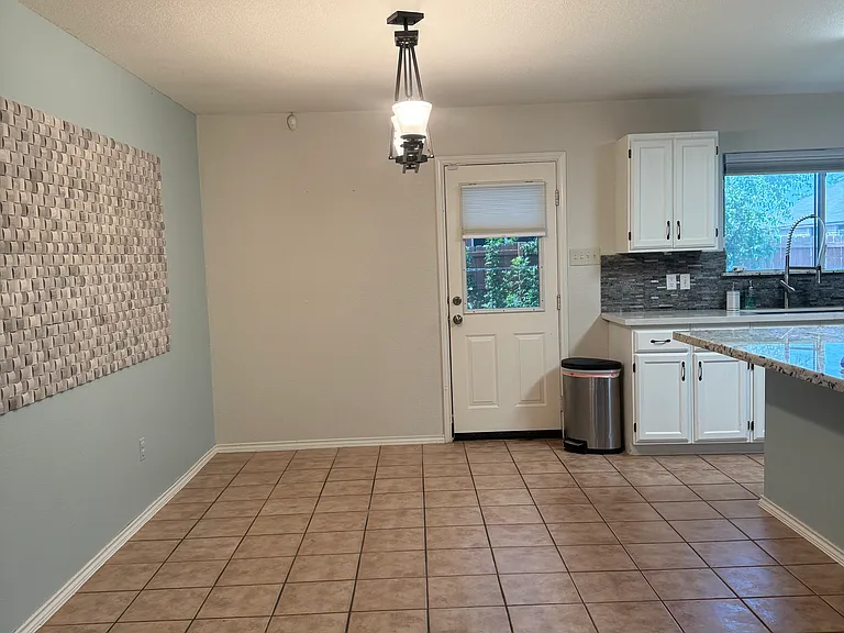 5229 Brewster Dr — Photo 6