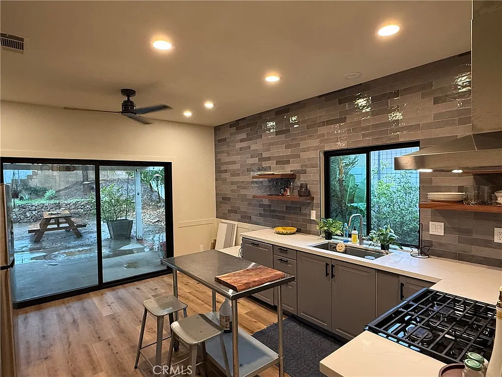 3 bed, 1266 sqft, $3,300 — Photo 2