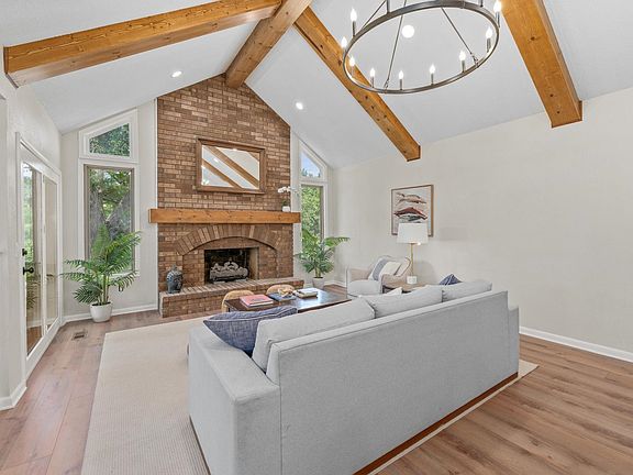 3rd image of 1325 N Covington Cir
