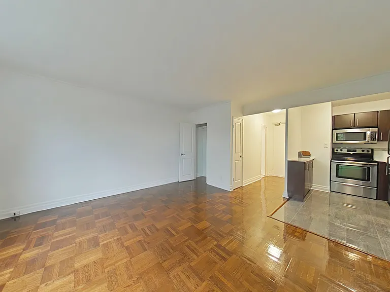 212 Lakeshore Rd E — Photo 11