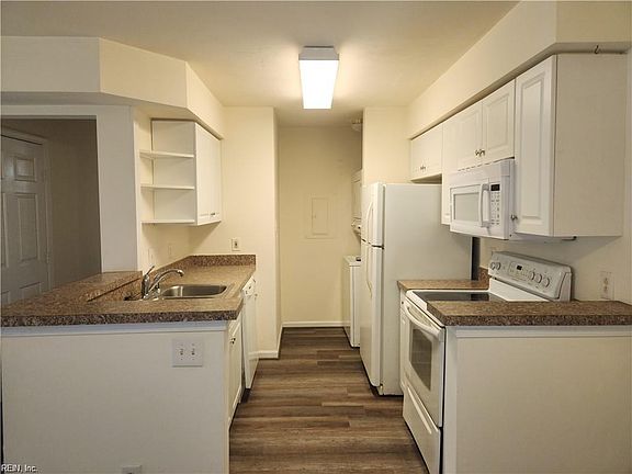5th image of 821 Whistling Swan Dr