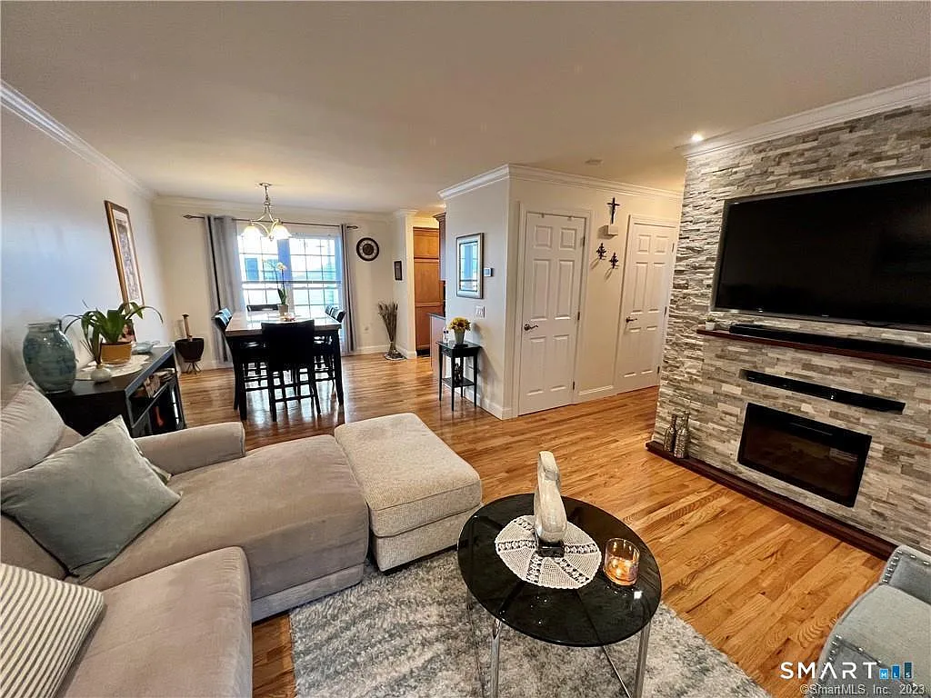 3 bed, 2.5 bath, 1374 sqft, $3,600 — Photo 2