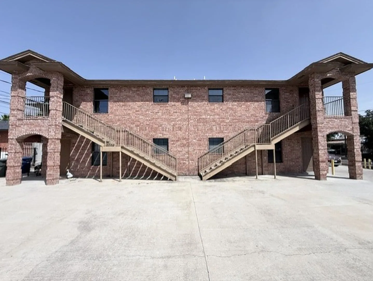 Laredo Apartments — Photo 1