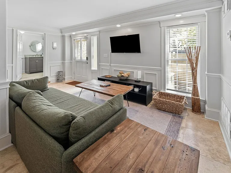 1010 E Victory Dr E #1 — Photo 4