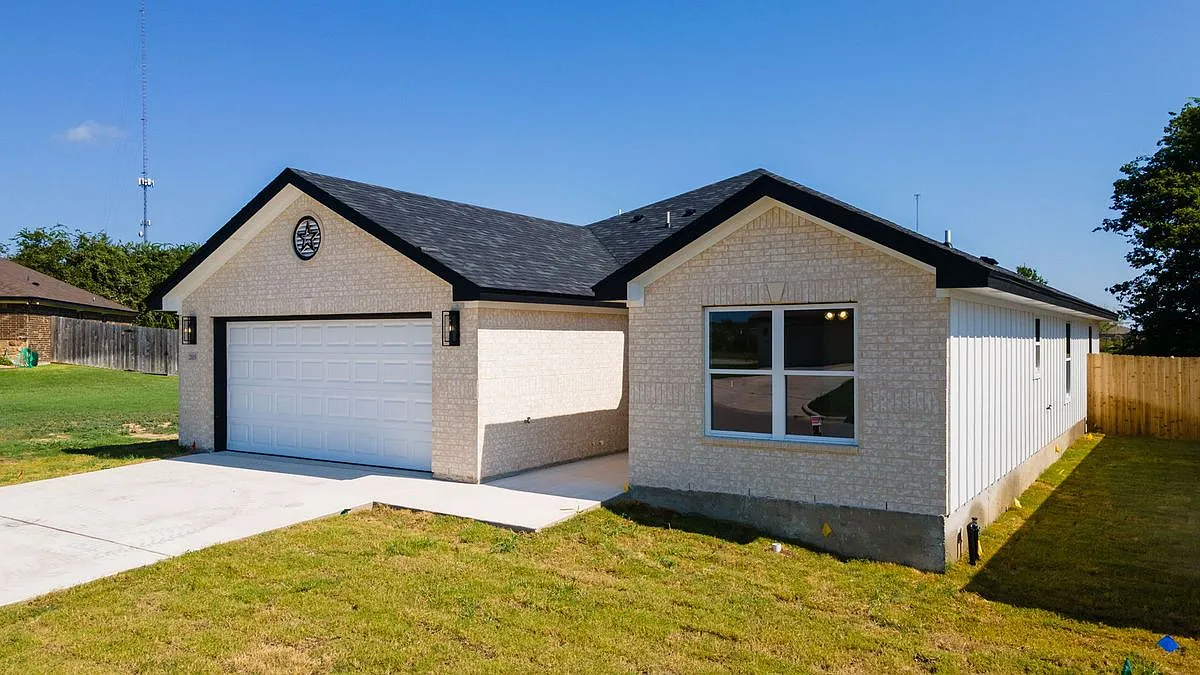 3 bed, 2.0 bath, 1660 sqft, $2,095 — Photo 3