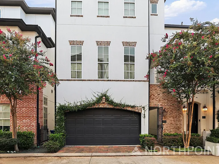 2710 Cohn Gdn — Photo 1