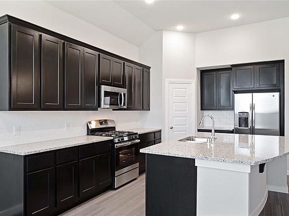 2nd image of 1101 Chatsworth Dr