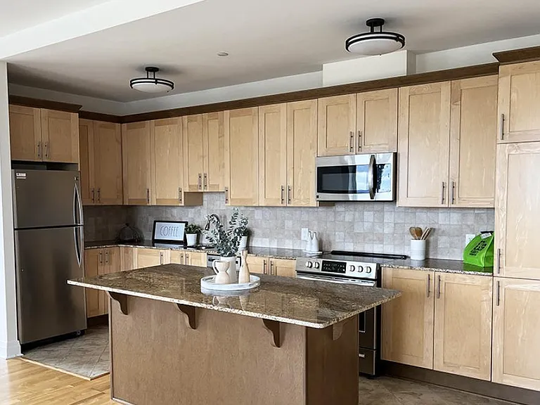 1047 Canadian Shield Ave — Photo 4