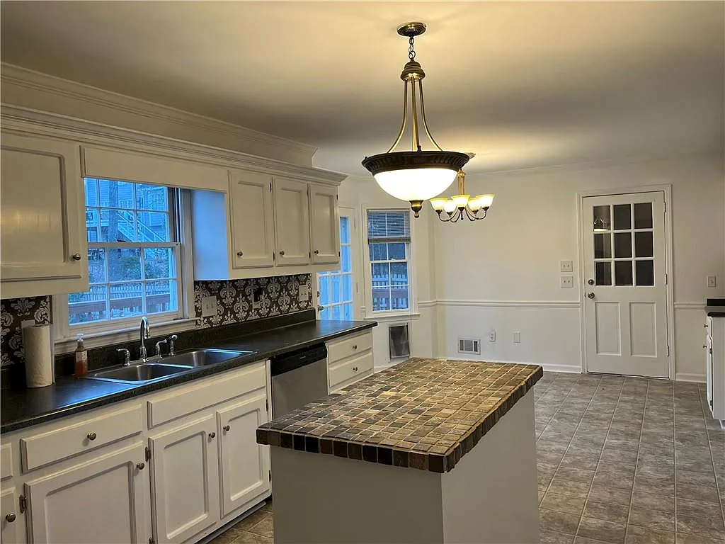 3 bed, 2.5 bath, 2160 sqft, $2,450 — Photo 4