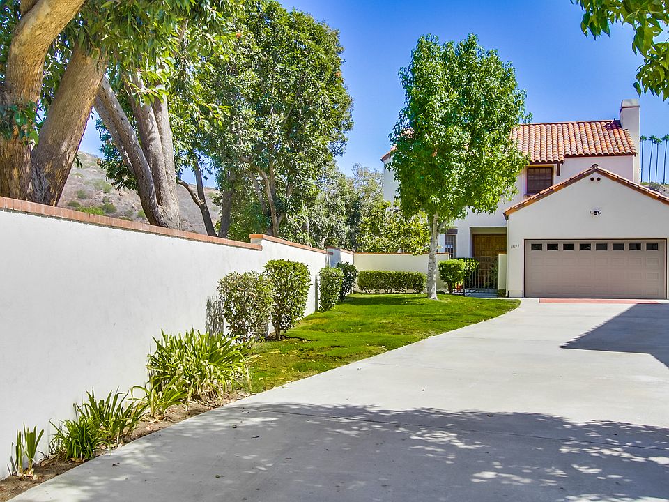 1st image of 18195 Colonnades Pl