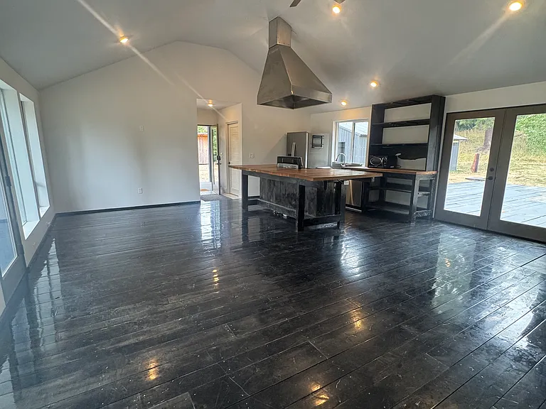 Spacious Living Room, Dining Area & Kitchen.