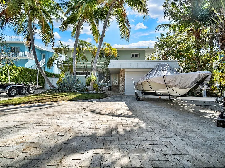 69 Shoreland Dr — Photo 2
