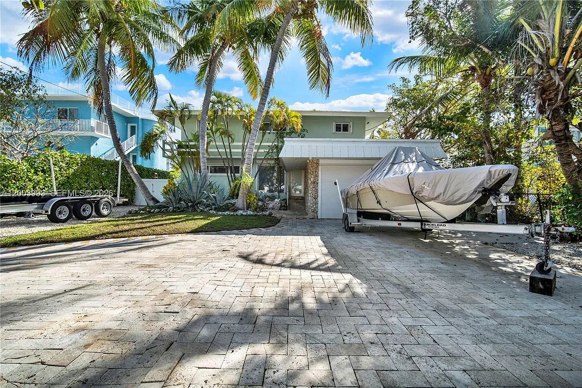 Building Photo - 69 Shoreland Dr