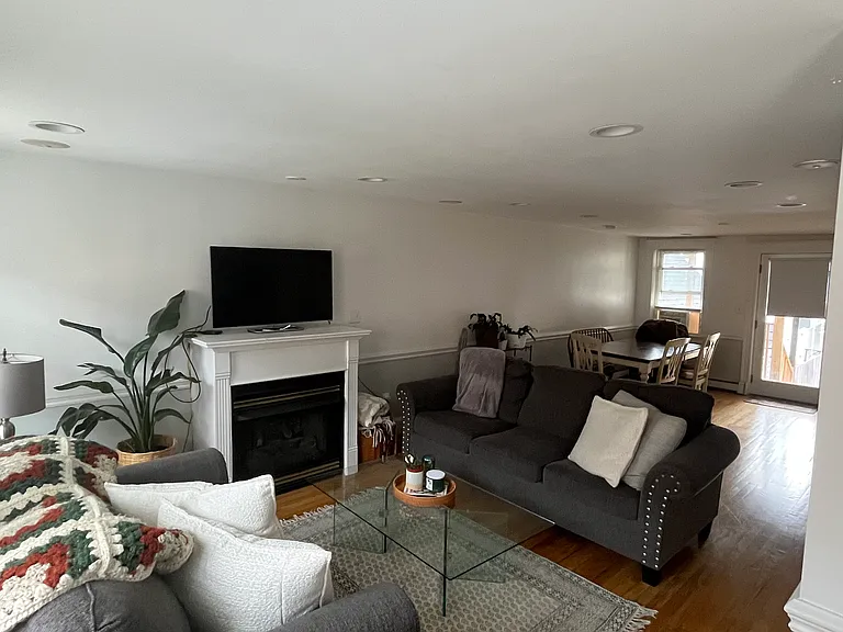 219 W 2nd St #2 — Photo 4