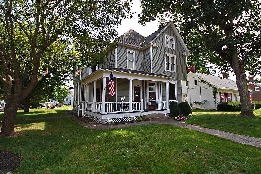 160 Front St photo 1