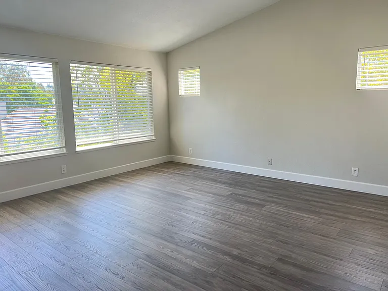 2454 Whispering Oaks Dr — Photo 11