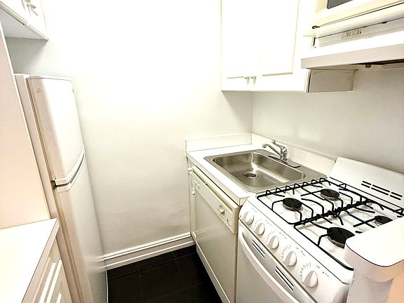 3rd image of 426 E 81st St APT 1A