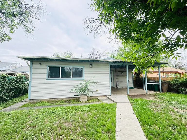 1510 E Harris Ave — Photo 2