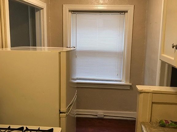 3rd image of 109 E 40th St #210