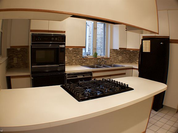 4th image of 2518 W Hutchinson St #2