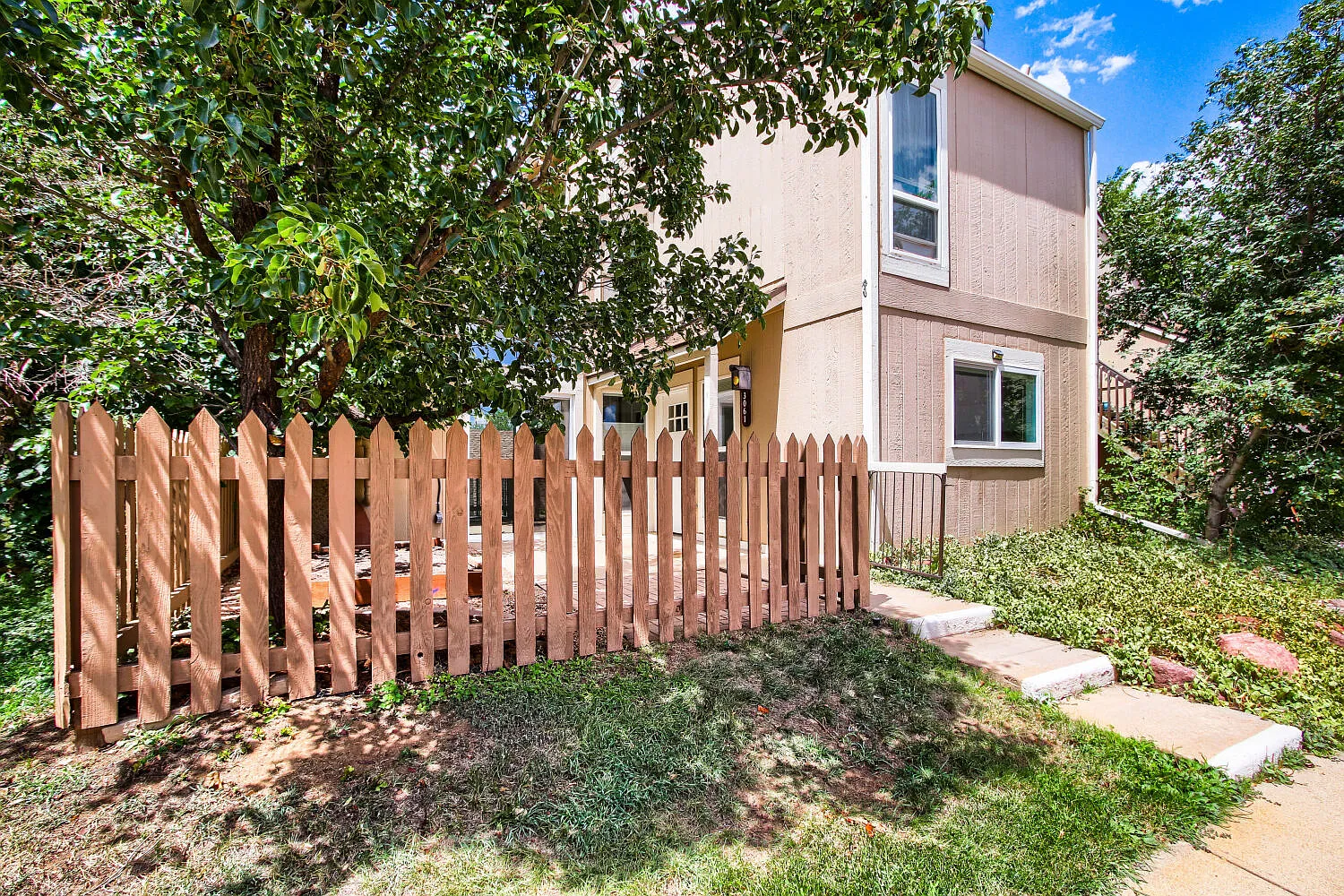 2 bed, 832 sqft, $2,400 — Photo 2