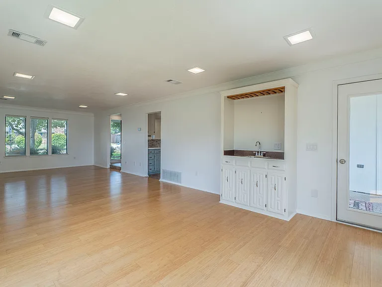 3300 Wells Dr — Photo 3
