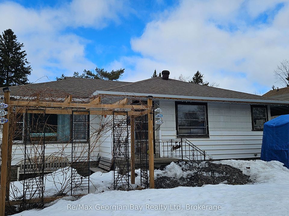 1st image of 8 Sturgeon Bay Rd