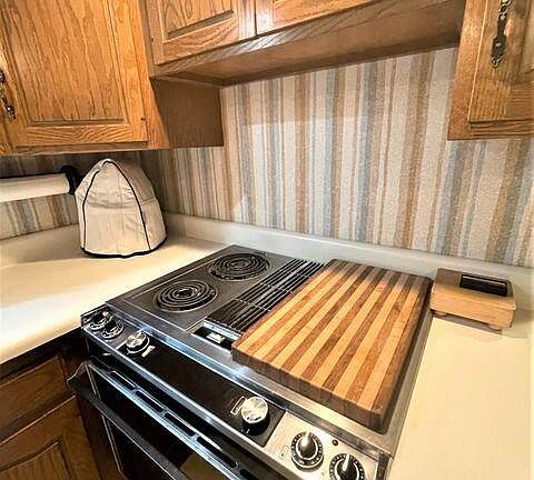 3rd image of 701 W Oak St