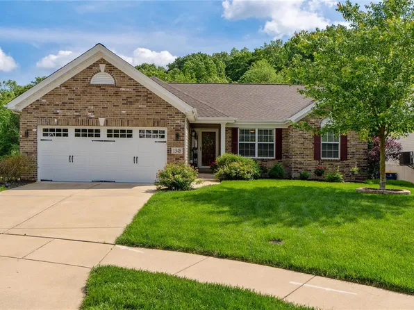 1348 Red Oak Plantation Dr, Ballwin, MO 63021