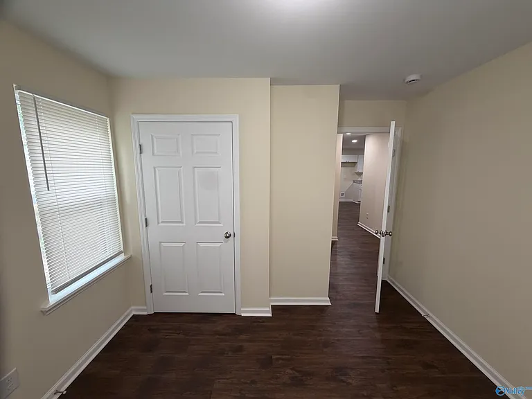 821 Moulton St E — Photo 11