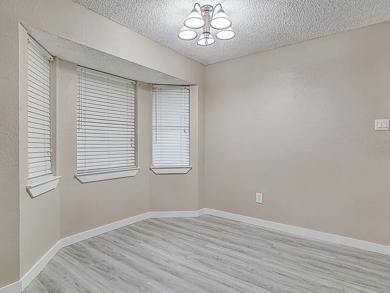 937 Springhill Dr — Photo 9