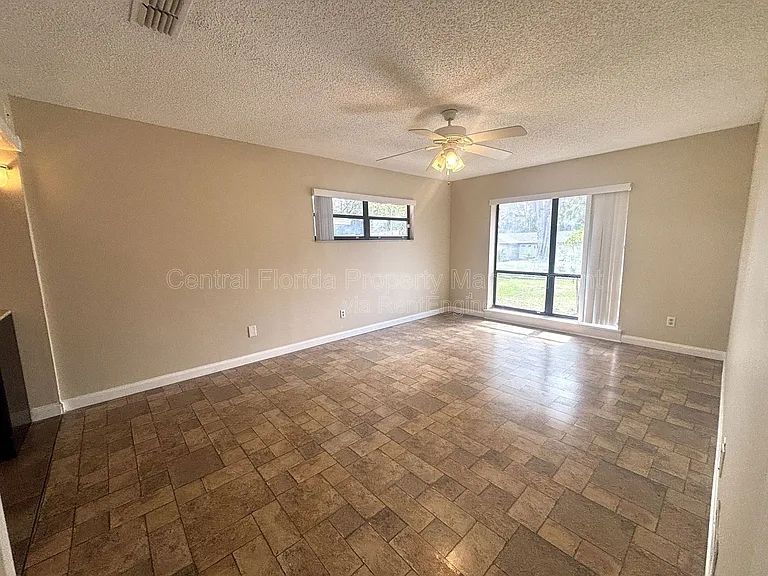 1009 Terry Dr — Photo 7
