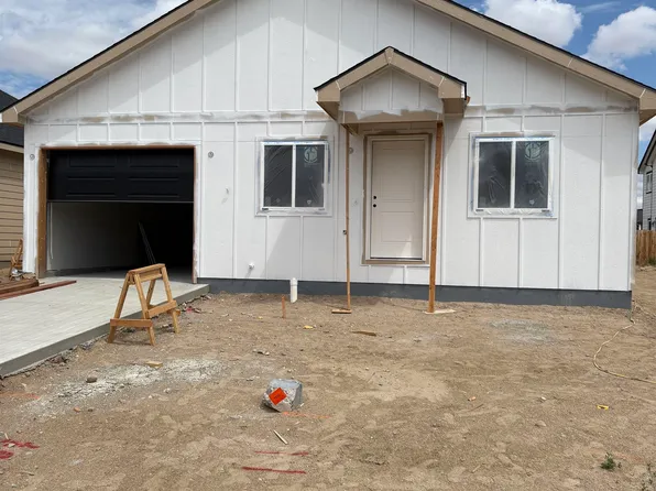 4748 Pontiac St, Mills, WY 82644