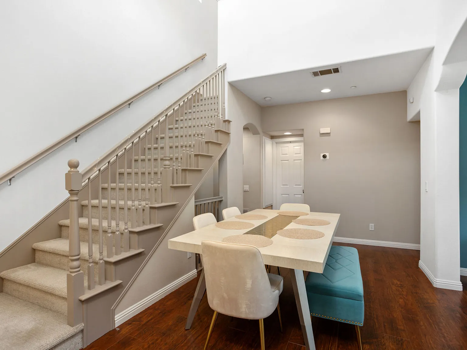 3 bed, 1342 sqft, $3,695 — Photo 3