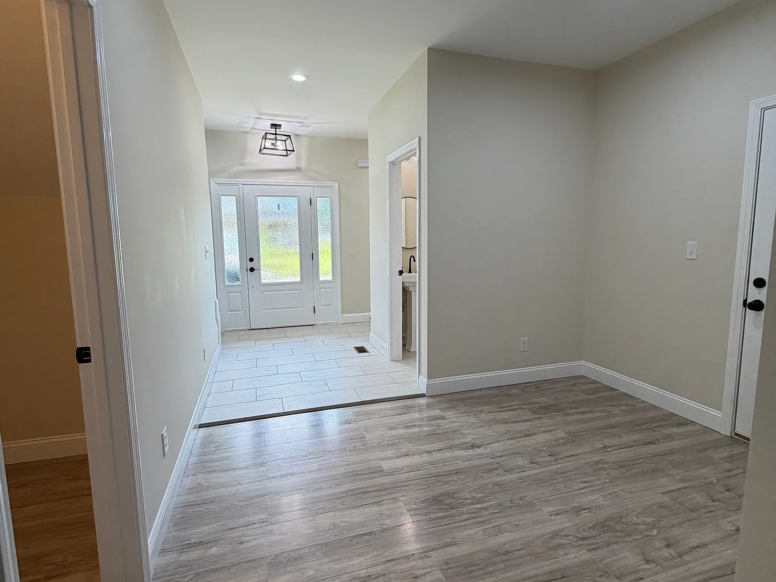 4 bed, 2.5 bath, 2800 sqft, $2,950 — Photo 2