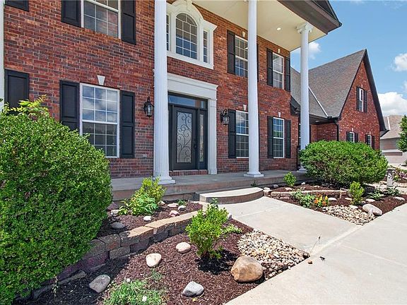 3rd image of 20 SE Meadowbrook Dr