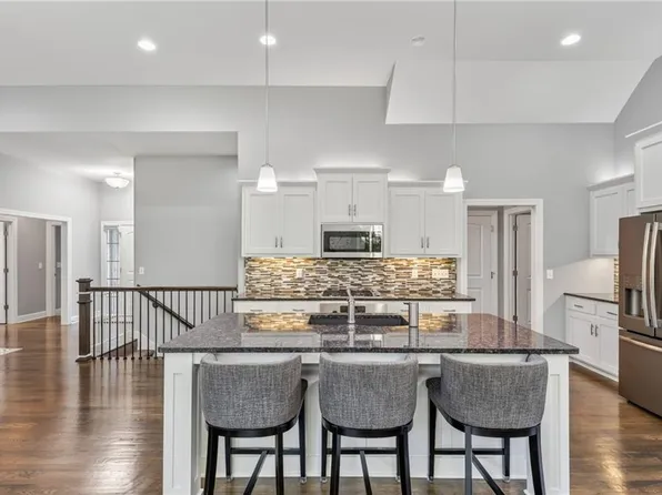 6229 N Green Hills Ln, Kansas City, MO 64151
