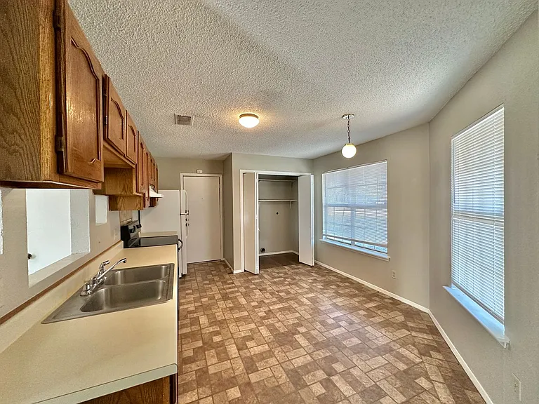 3708 Trotwood Trl — Photo 3