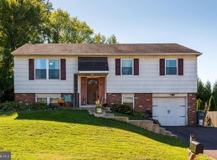6 Iroquois Dr, Royersford, PA 19468
