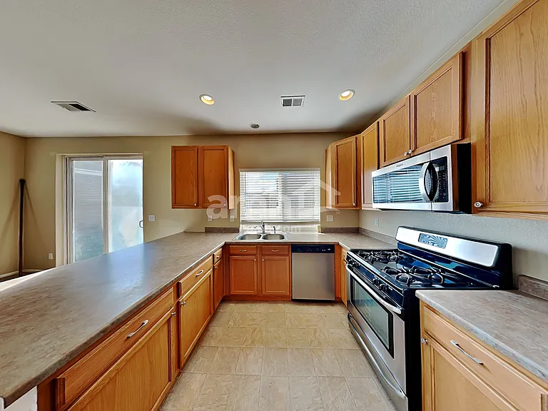 18660 E 47th Ave — Photo 3